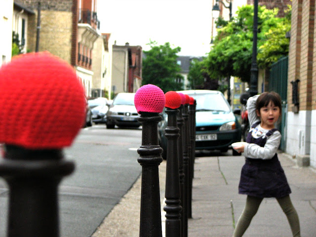 julie adore street art yarnbombing crochet rose bonnet poteau
