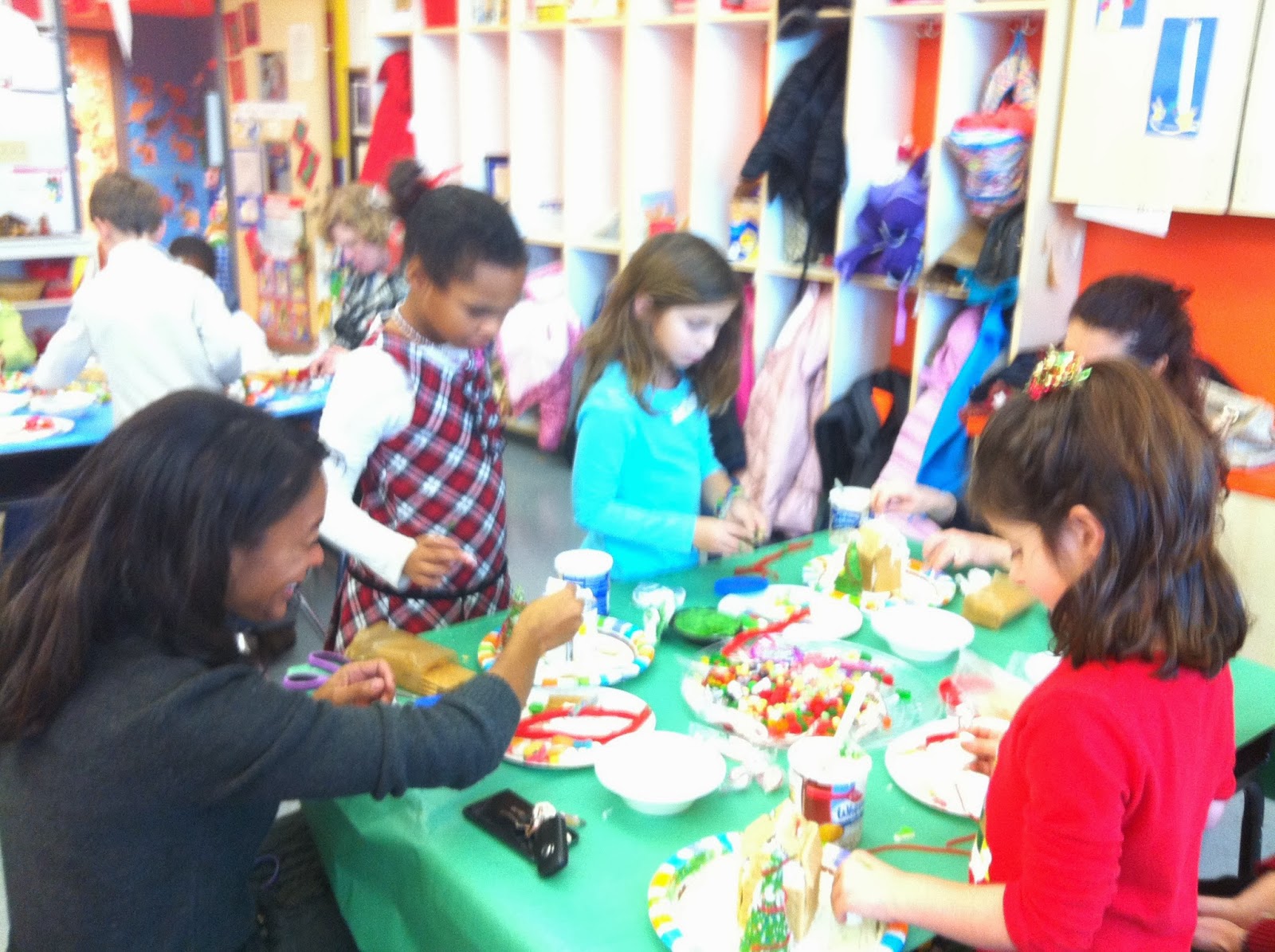 Mrs. Hannah's First Grade Class: Making Gingerbread Houses!
