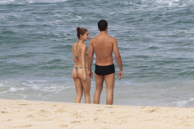 O casal esteve na praia da Barra da Tijuca na manhã do Dia dos Namorados