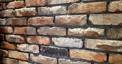Стена из кирпича в интерьере дома