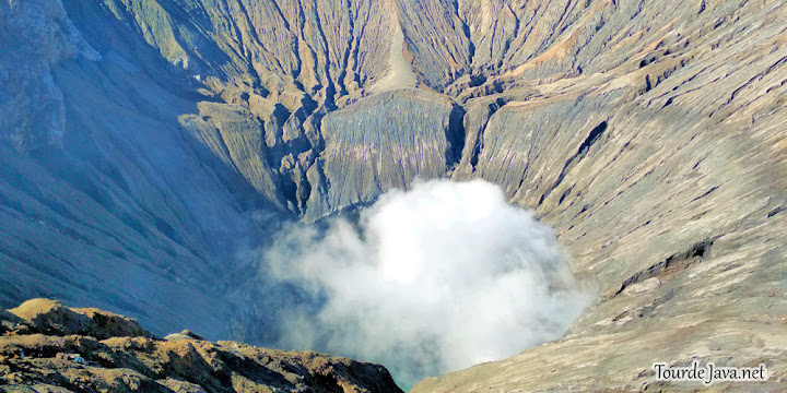 kawah utama bromo salah satu lokasi objek wisata terbaik gunung bromo