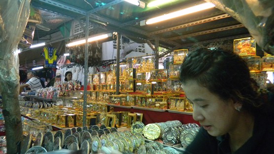 Beli Oleholeh Khas Bangkok di Samping Candi Wat Arun