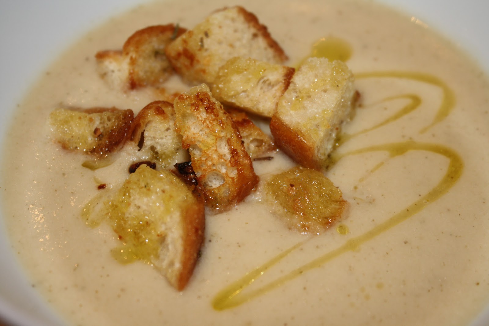 A Cherry on Top.: Karfiolcremesuppe mit Knoblauchcroutons