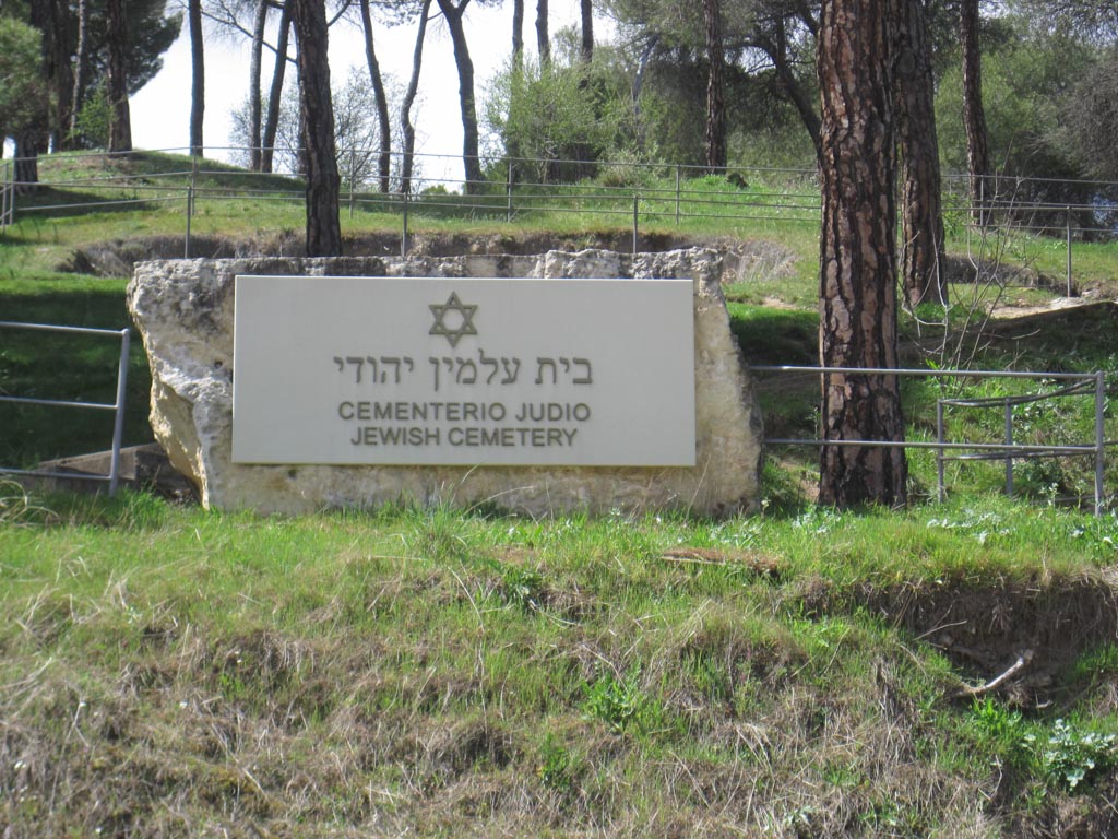 Viajando tranquilamente por España El cementerio judío de Segovia