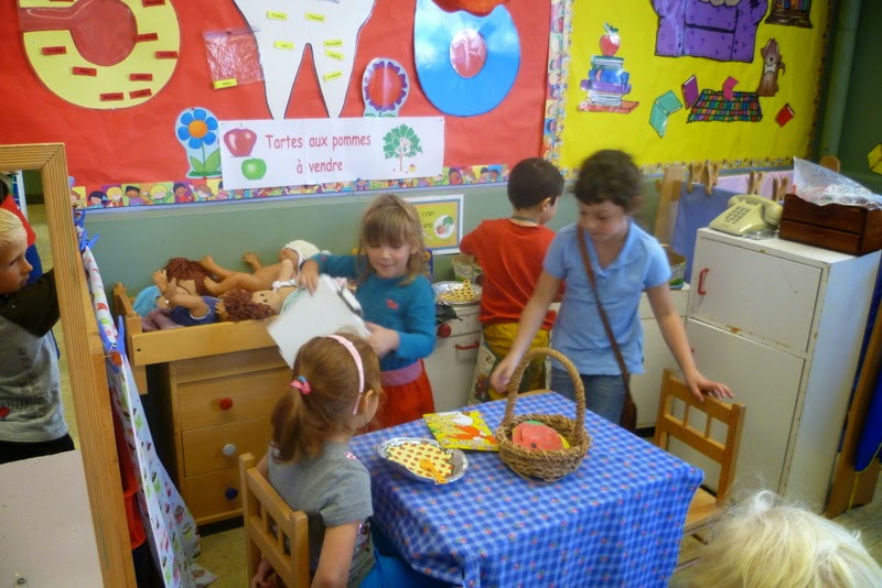 À la maternelle de Chantal: Une pomme dans un trou de souris.