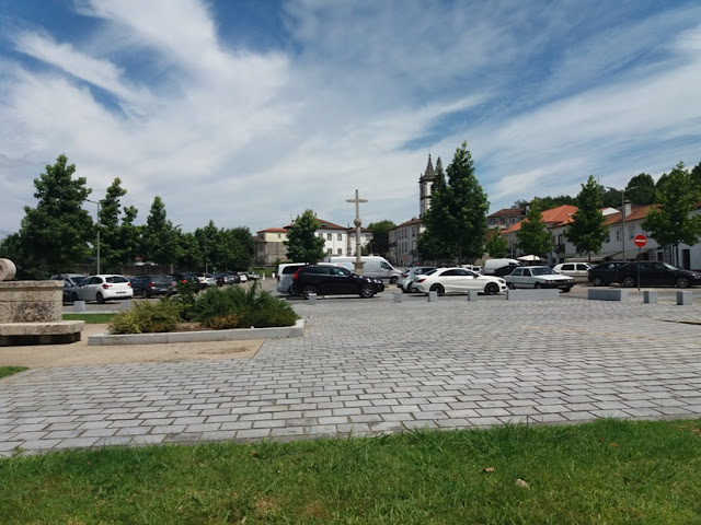 Parque de estacionamento ao lado da ponte Medieval