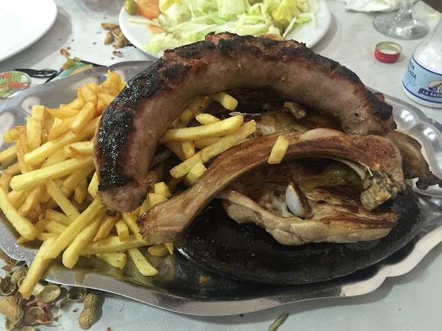 Bandeja de carne y embutido a la brasa del mesón Tous Bandeja de carne y embutido a la brasa del mesón Tous
