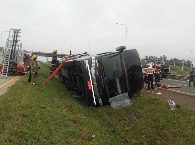 ÔNIBUS BRASILEIRO COM 50 PESSOAS TOMBA NA ARGENTINA DEIXANDO MORTOS
