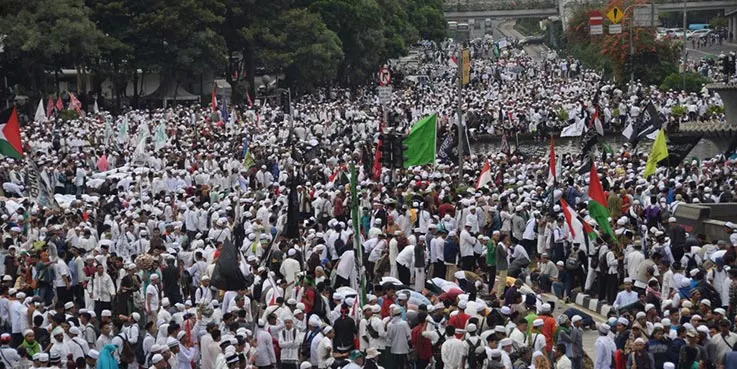 Umat muslim yang tergabung dalam Forum Umat Islam (FUI) mengikuti aksi 313 di Kawasan Patung Kuda Jakarta.