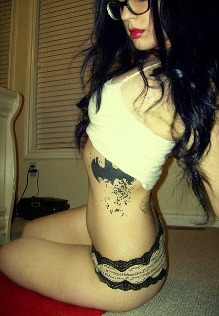 tatuaje del símbolo de batman en las costillas de una preciosa modelo