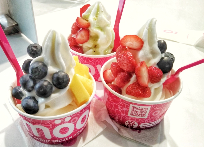 Smöoy frozen yogurt medium two toppings limoncello sauce mango strawberry blueberry