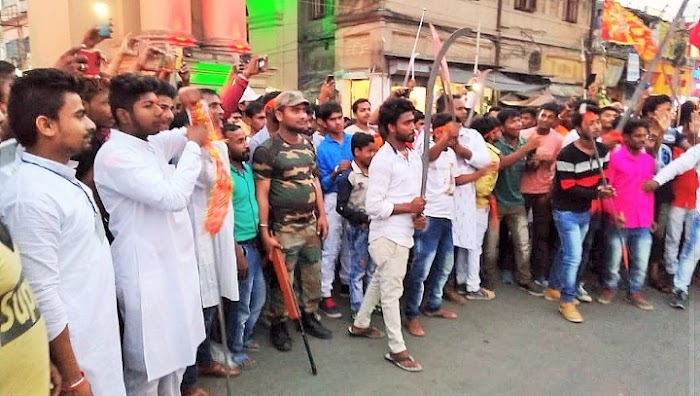 বিনা বাধাতে বর্ধমান জুড়ে অস্ত্র নিয়ে রামনবমীর মিছিল