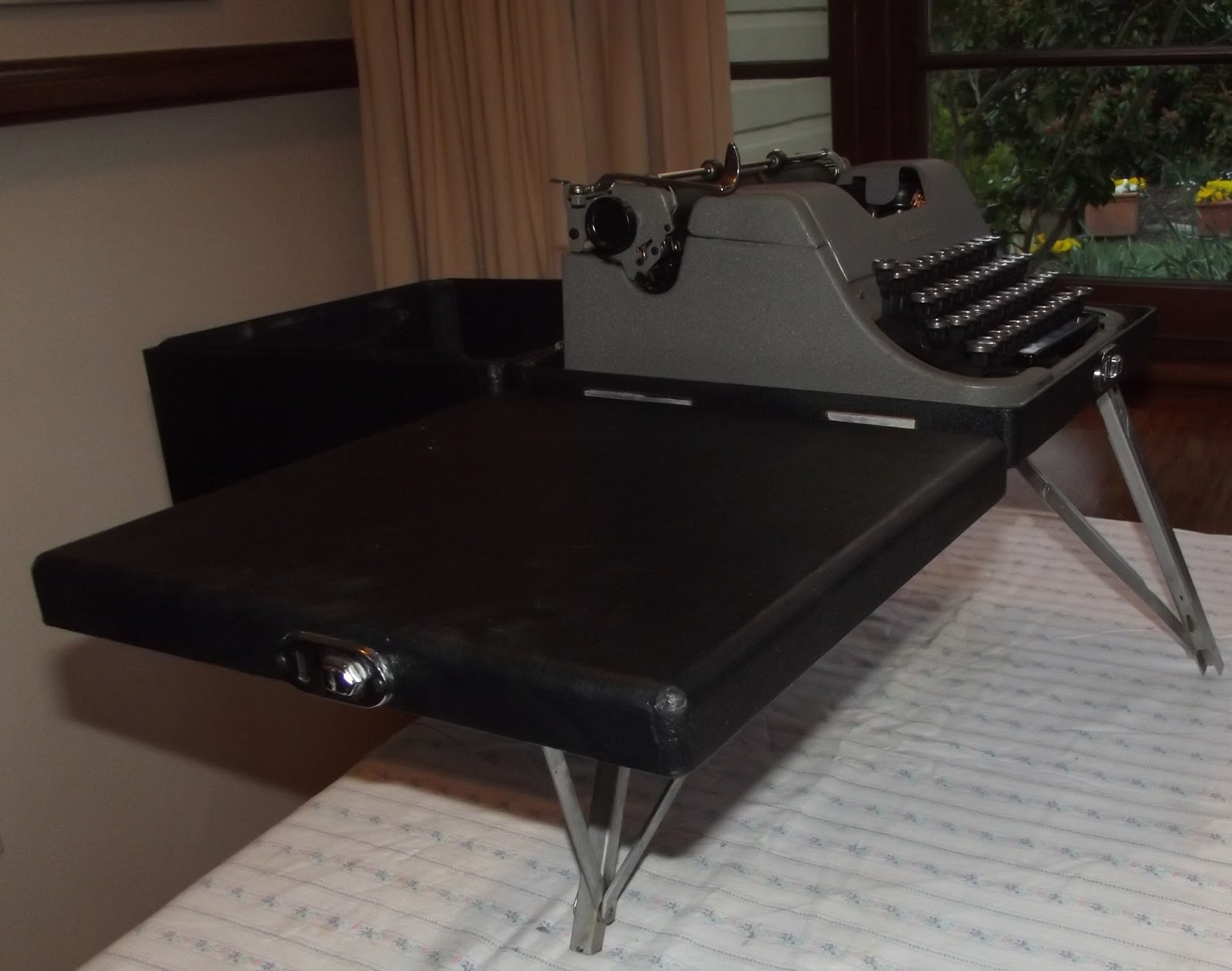 oz.Typewriter Underwood Portable Typewriter Case Stand