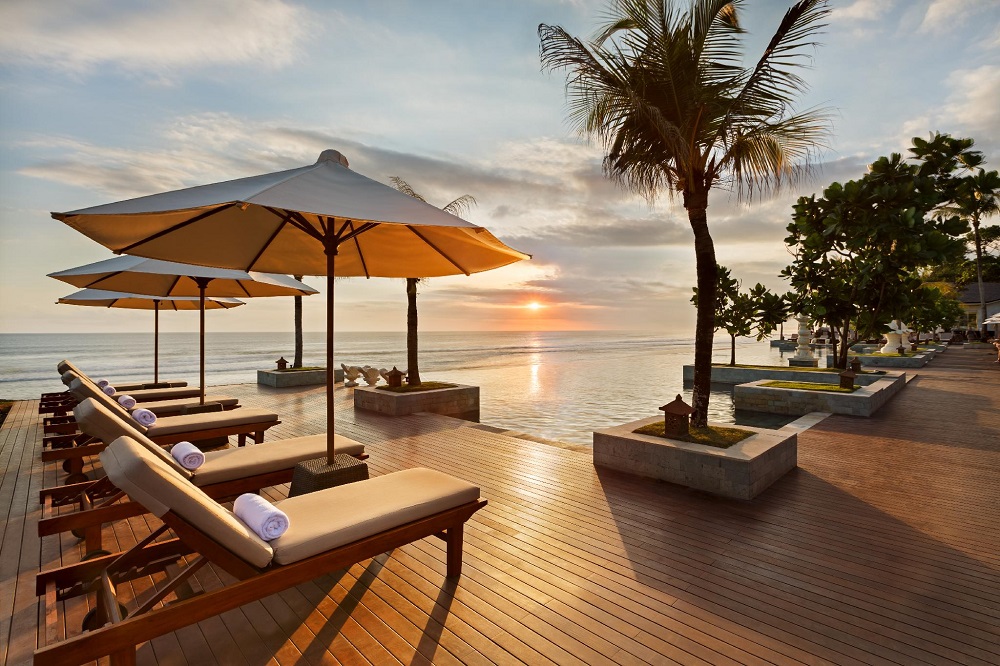 DELUXSHIONIST LUXURY TRAVEL - A TRANQUIL MOMENT AT THE SEMINYAK BEACH RESORT