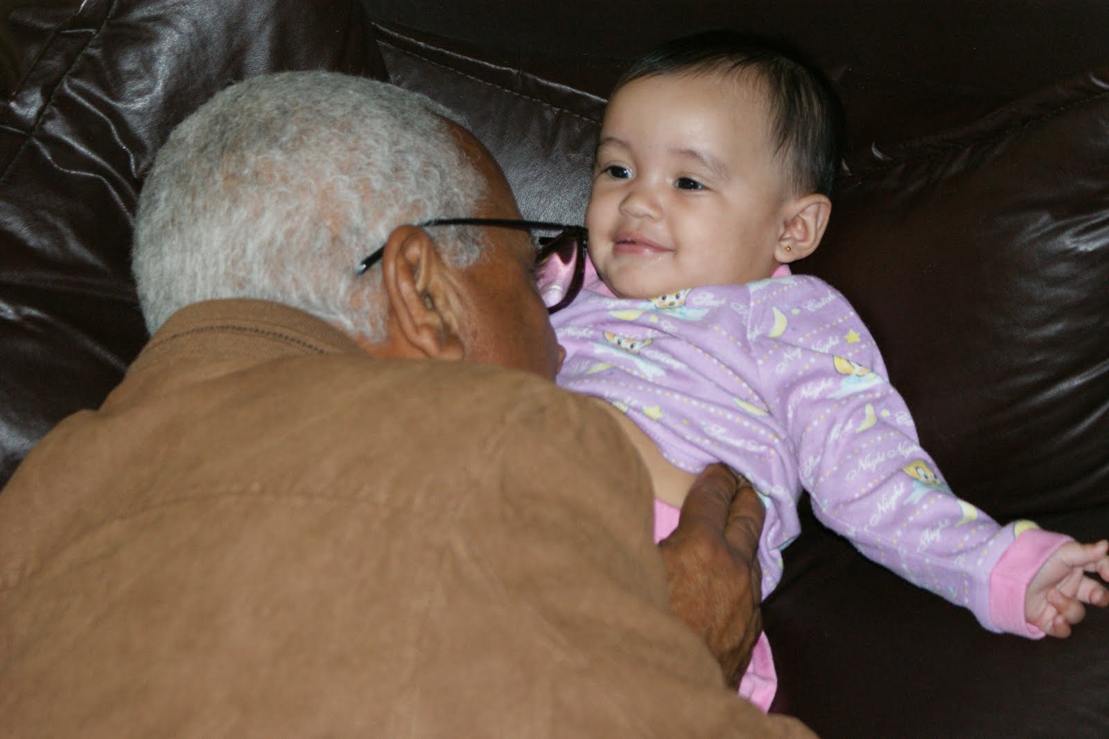 Abuelo con nieta