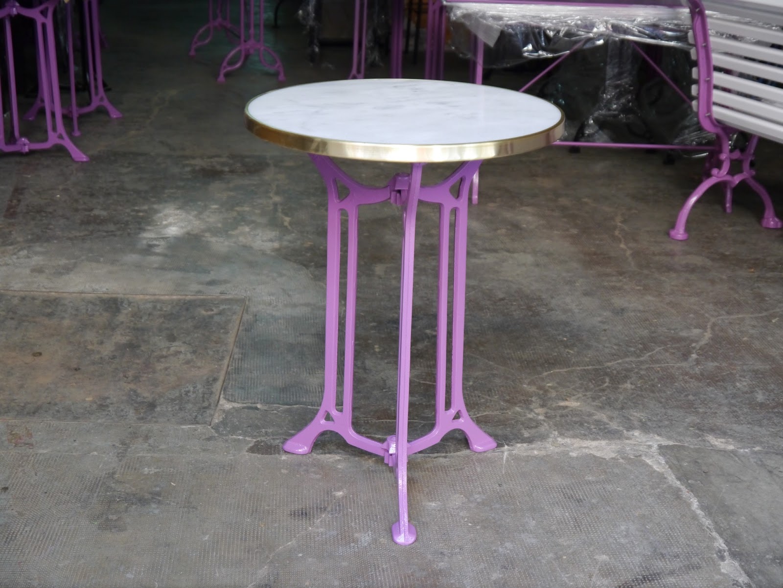 Mesas y sillas retro , mobiliario vintage de estilo industrial de