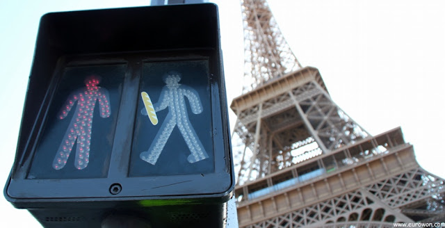 Semáforo delante de la Torre Eiffel