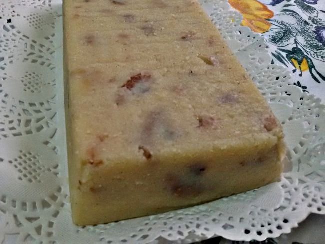 Turrón de nata (crema de leche) y nuez con vainilla