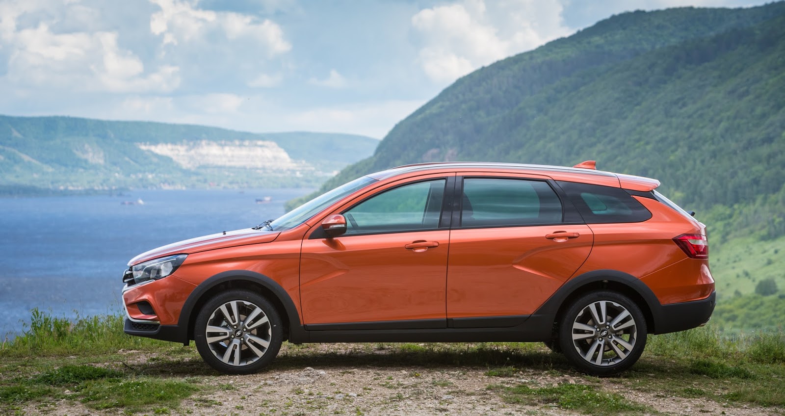 Spotted...cars in Moscow: LADA Vesta SW Cross and Vesta SW Estate Wagon