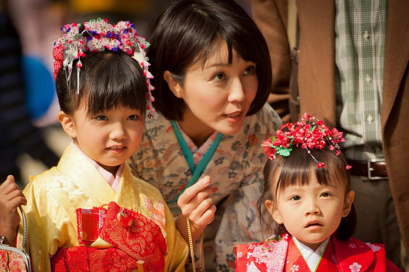 Японски реально мама. Праздник Shichi-go-San в Японии. Япония дети. День матери в Японии. Воспитание детей в Японии.