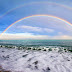 Foto dubbele regenboog boven zee