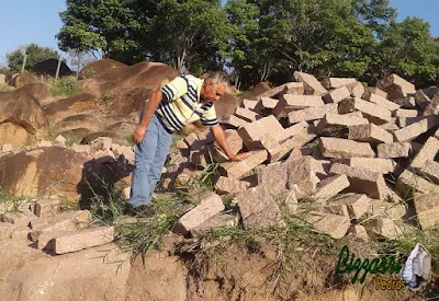 Bizzarri procurando pedra folheta na cor vermelha para fazer um calçamento de pedra na cidade de Sorocaba-SP sendo calçamento de pedra na rua com as guias de pedra com pedra folheta. 22 de setembro de 2016.