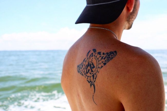 foto de un tatuaje de mantarraya y tiburón