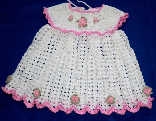 Little princess' summer dress with roses - Free pattern