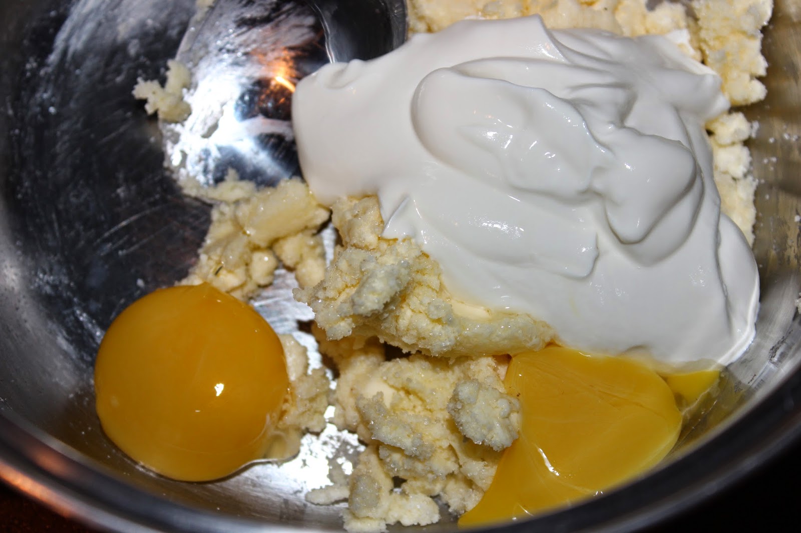 Безе с желтком. Творожное печенье с безе. Что можно сделать из желтков оставшихся от безе. Печенье меренга рецепт яйца в граммах фото.