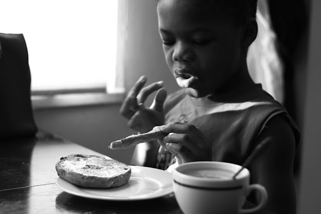 spontaneous-portrait-session-photography-kid-photos-black-and-white