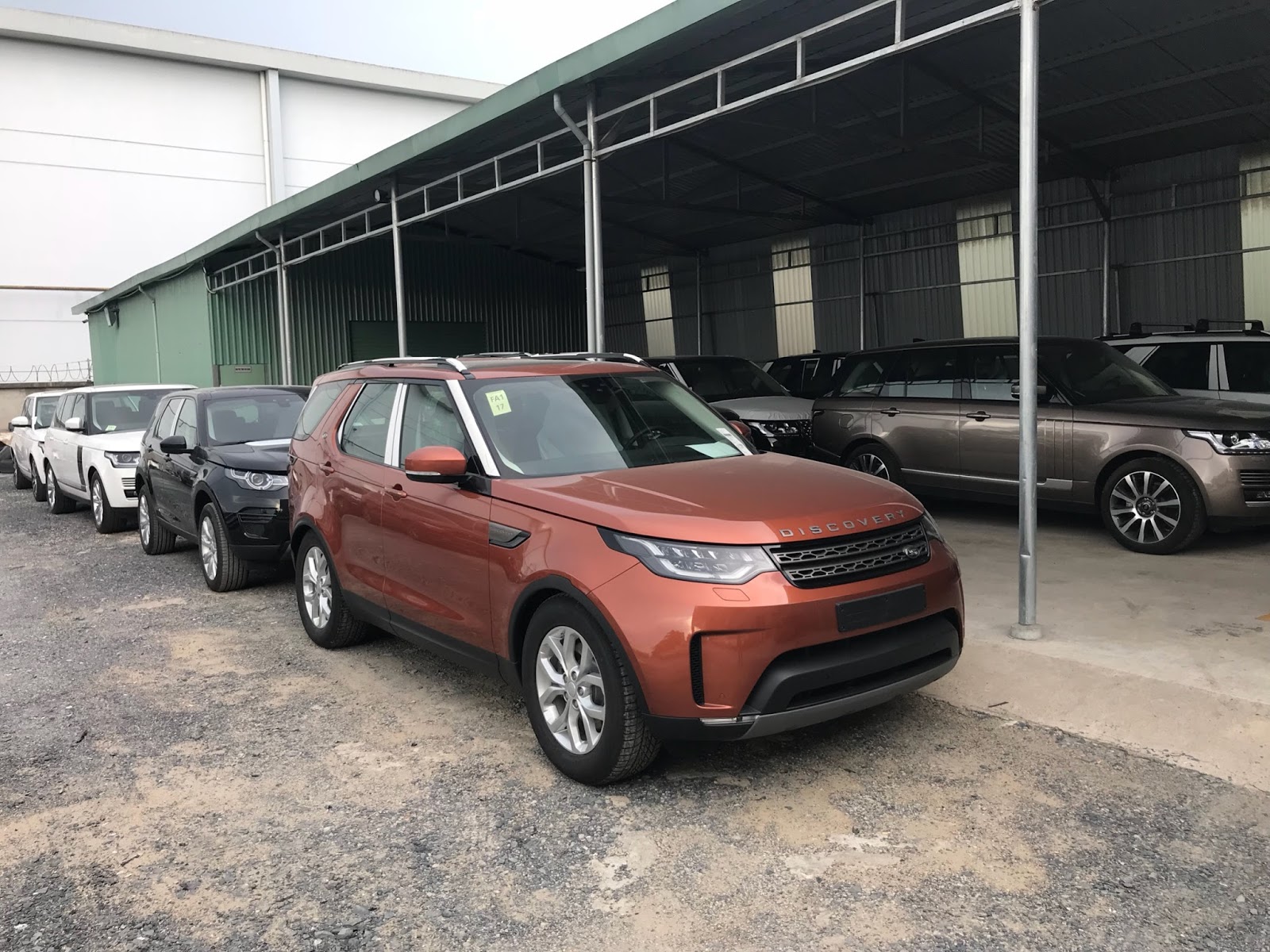 Giá Xe Land Rover 7 Chỗ Discovery SE Bản Rẻ Nhất Màu Cam Đời Mới Nhất 2018 và 2019 tại việt nam bao nhiêu tiền, xe máy xăng và máy dầu xe nào tôt hơn
