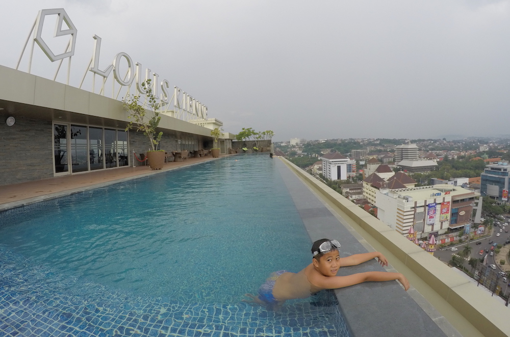 Бассейн Aura Skypool