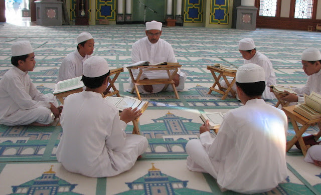 Pelantun Al-Qur’an Makin Banyak, Ulama Terus Berkurang. Inikah Tanda Akhir Zaman?