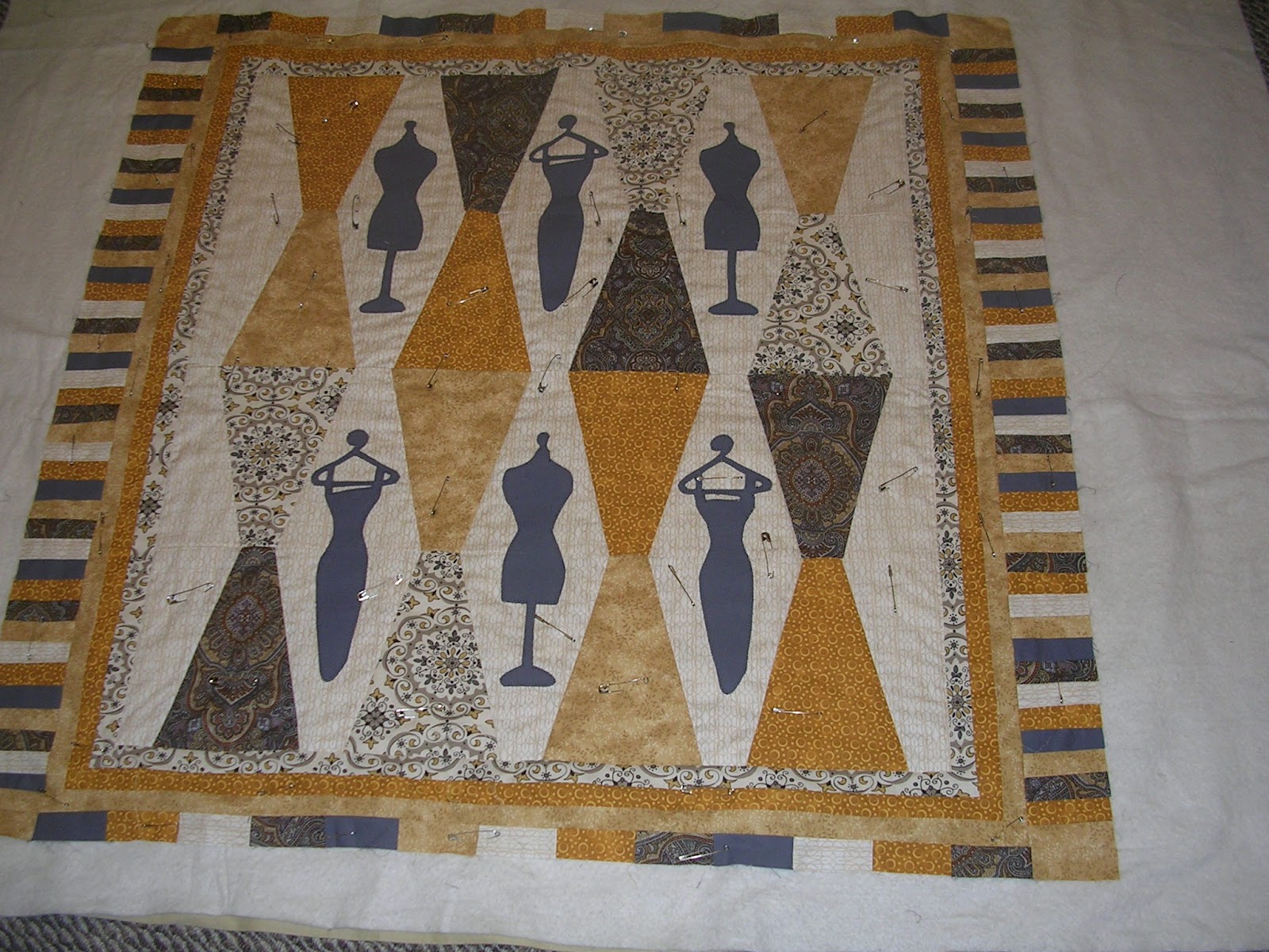 Project NiniQuilts Commissioned Quilt "Dress Form Silhouette"