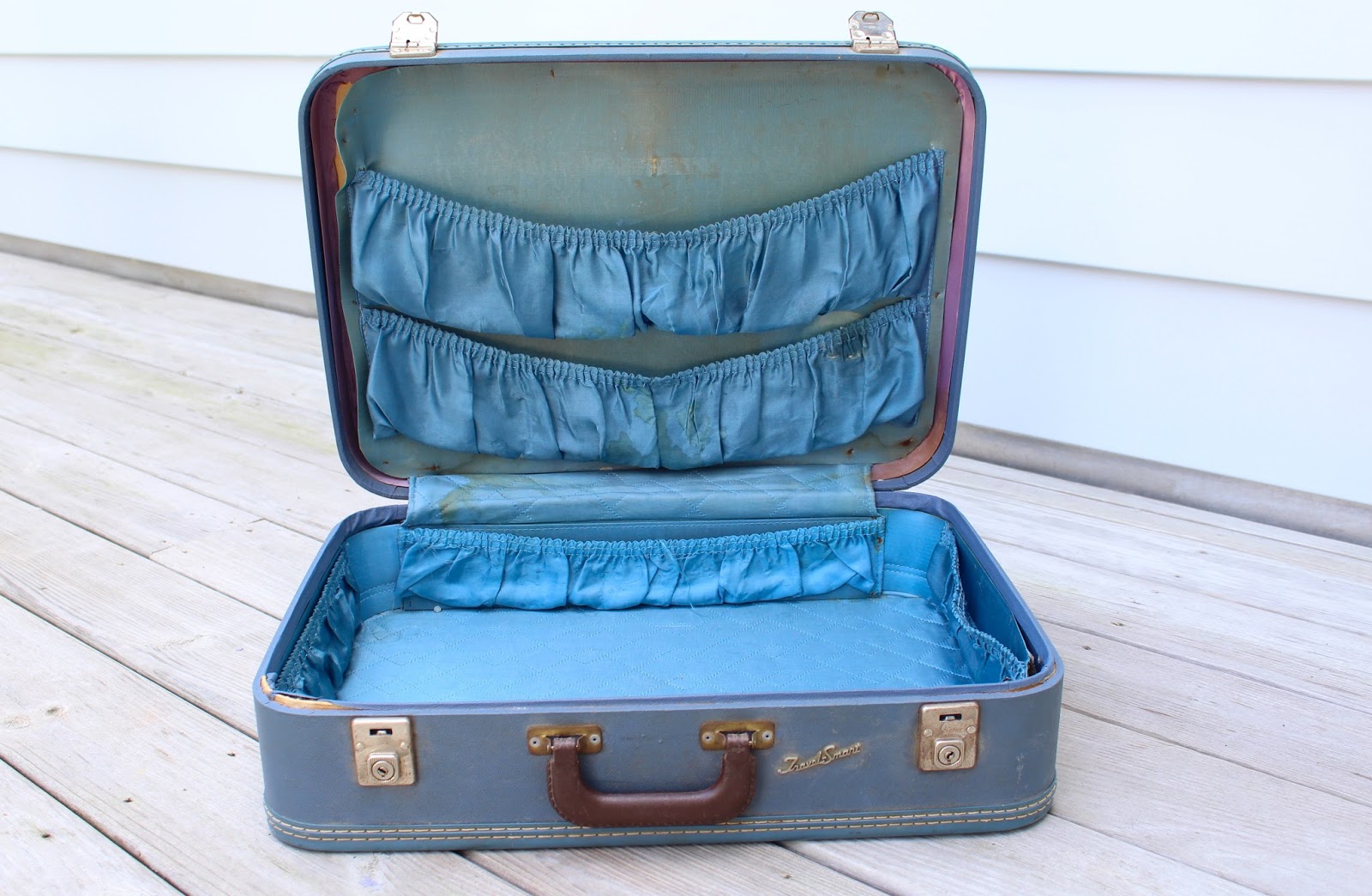 Kiss of Pink DIY Vintage Suitcase Mini Bar