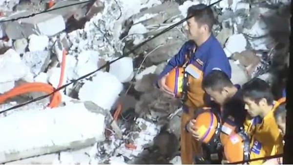 Brigadistas japones guardan luto al rescatar el cuerpo sin vida en inmueble derrumbado Brigadistas japones guardan luto al rescatar el cuerpo sin vida en inmueble derrumbado