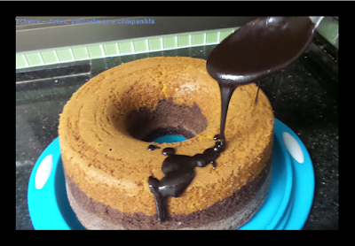 BOLO CENOURA E CHOCOLATE; bolo caseiro; bolo duas cores; bolo mesclado; bolo mármore; bolo de liquidificador; calda de chocolate