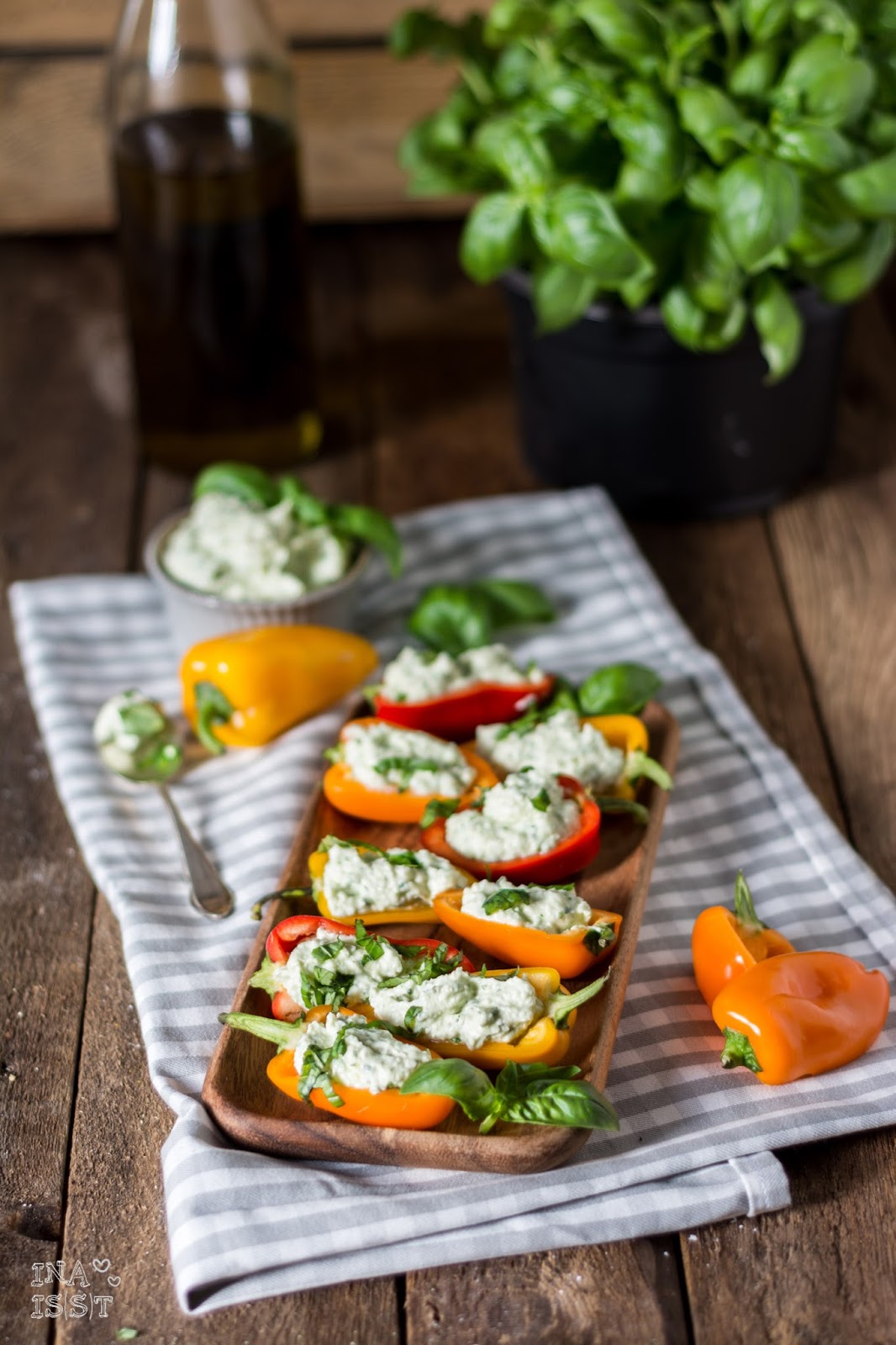 Snack-Paprika mit Basilikum-Fetacreme