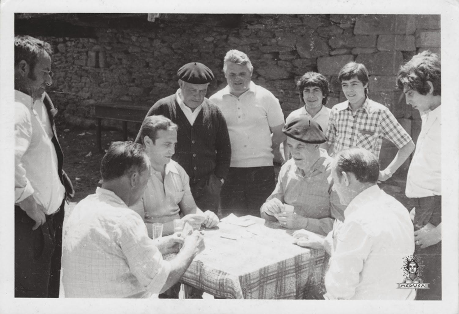 Cuando la baraja huele a pueblo | La medusa Paca