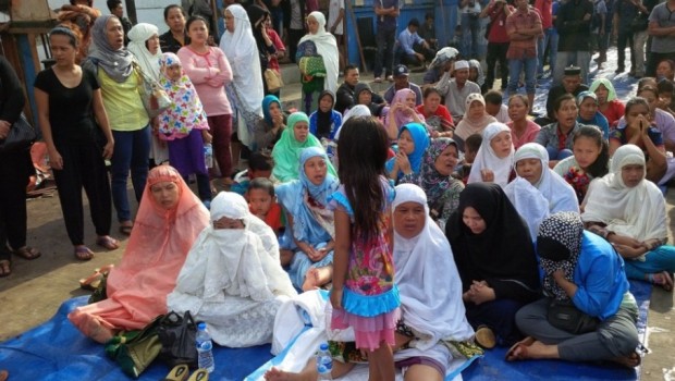Bershalawat, Ibu-ibu ini Hadang Penertiban Luar Batang