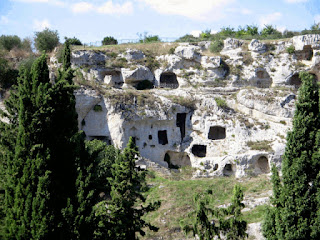 Gravina www.travelnelmondo.blogspot.it Caverne Gravina