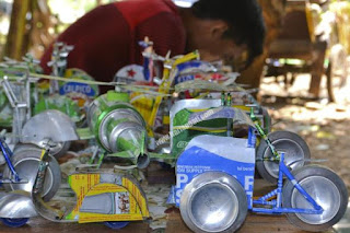 Pria asal Kabupaten Pati ini tidak ada background seni sama sekali untuk membangun usahanya. Apalagi terhitung bila proses pembuatan dan pendesainan miniatur tidaklah mudah. Jadi dia hanya berbekal pengalaman pada masa perantauan di Tangerang. Lalu Agung Nugroho, 23, mencoba mengisi waktu yang ada dengan mengotak-atik kaleng minuman bekas sampai dengan botol plastik.   Berbaur bersama sejumlah peralatan sederhana, seperti tang, lem, cutter, dan gunting. Tampak ia rajin mengutak atik dan serius menjalani berbagai percobaan. Hingga hasilnya, ia mendapatkan pesanan dari  teman, serta pembeli dari berbagai daerah, seperti Jakarta, Semarang, dan beberapa tempat di Pulau Sumatera. 