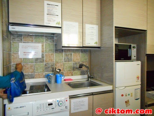 Dapur mini provide stove, sinki, washing machine, microwave, kabinet, dan peti sejuk