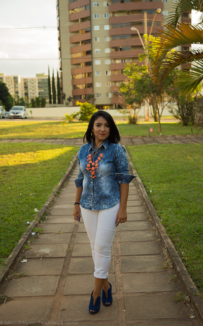 Camisa Jeans e calça branca para um look casual de trabalho