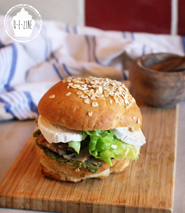 Qezine Burger chèvre, pesto et poulet grillé