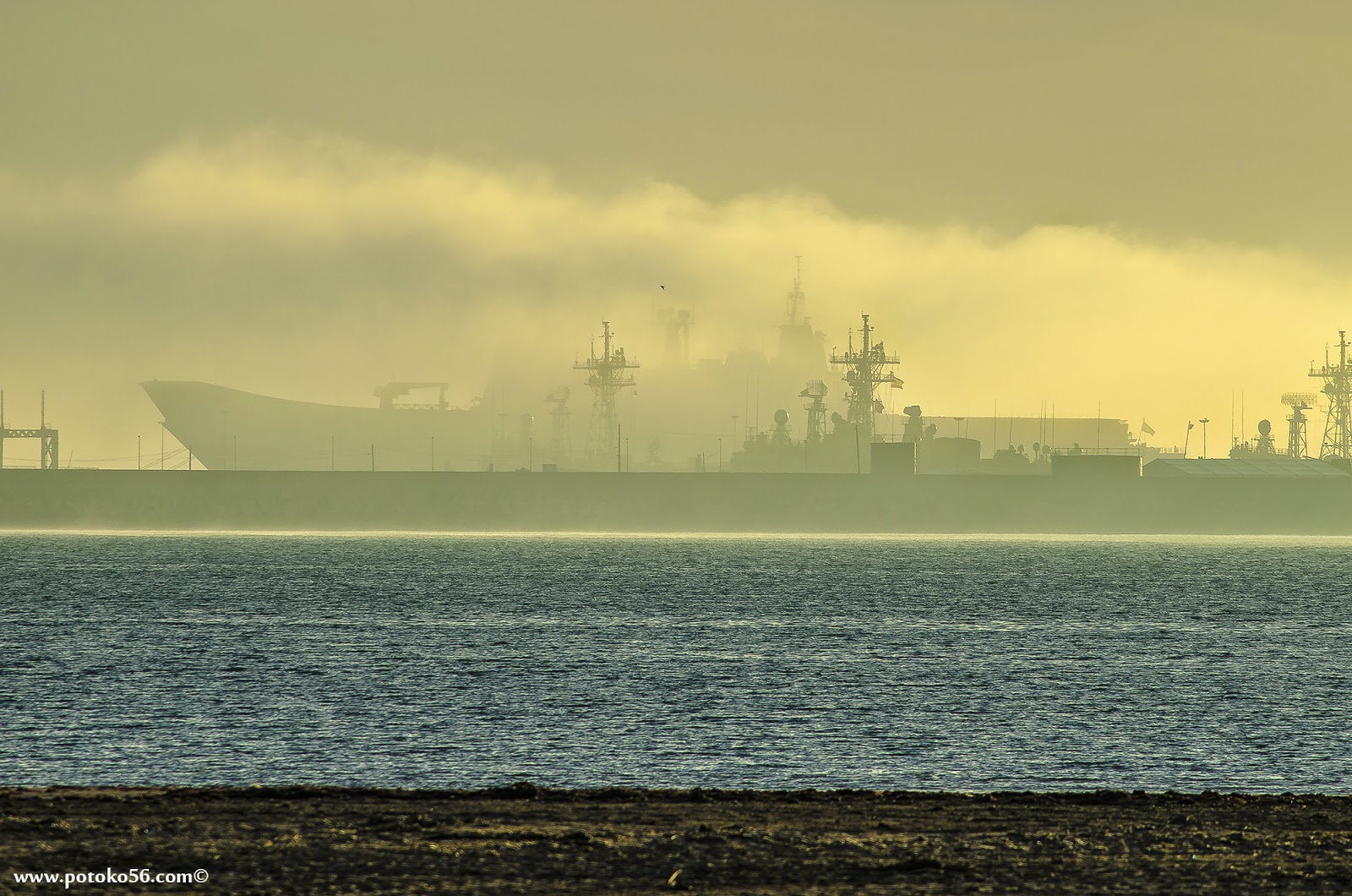 Porta-aeronaves Juan Carlos I en el muelle de la Base Naval de Rota entre la niebla