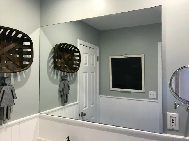 Mirror with no frame in the bathroom