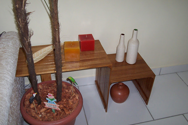 Mesa lateral mesa-latera-feita-com-sobras-de-madeira-abrir-janela