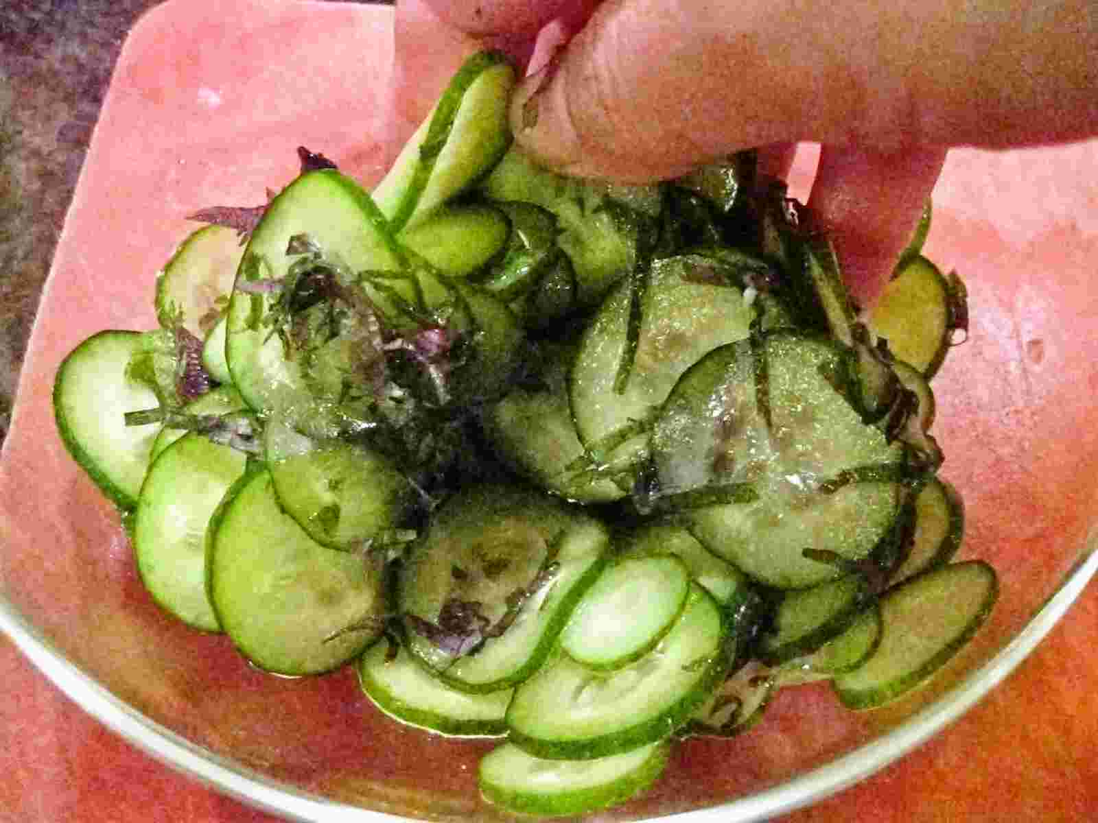 Recipes for Tom: Kyuri to hanaho no sunomono / Japanese cucumber and