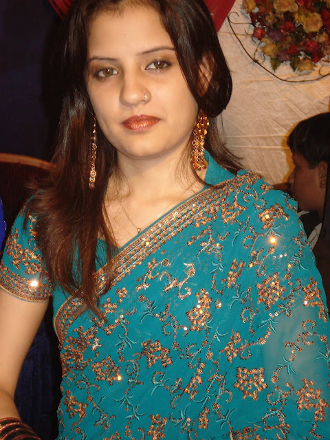 Hot Desi Aunties Saree Below Navel Photos Aunties In Side Poses Hot